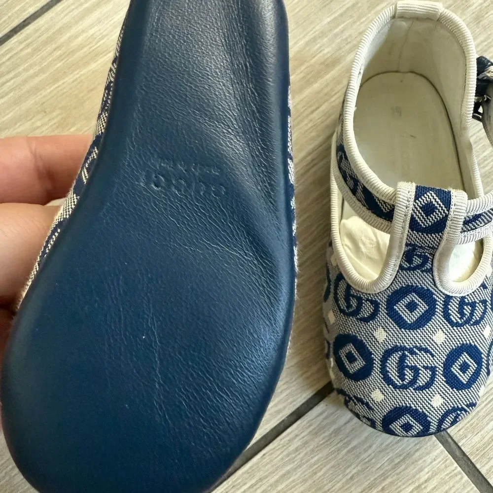 Brand new with box Gucci Baby Shoes size 19 us 3.5 babies